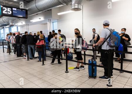 Les passagers se trouvant dans des masques protecteurs sont vus au salon de départ de l'aéroport de Londres Luton, car les vols en provenance du Royaume-Uni ne fonctionnent toujours pas à pleine capacité alors que le pays tente de prendre le contrôle de la pandémie de Covid-19 à 18 août 2020. (Photo par Dominika Zarzycka/NurPhoto) Banque D'Images