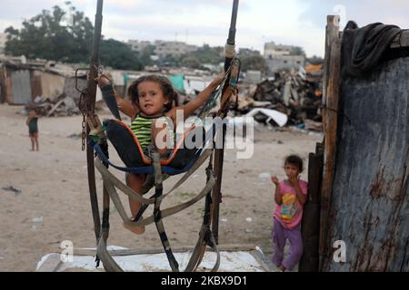 Des enfants palestiniens jouent sur 18 août 2020, dans le camp de réfugiés de Khan Yunis, dans le sud de la bande de Gaza. (Photo de Majdi Fathi/NurPhoto) Banque D'Images