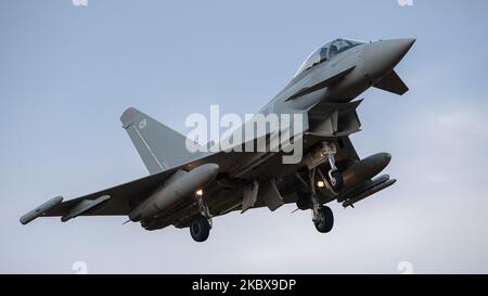 ZK428 l'Eurofighter Typhoon FGR4 de la Royal Air Force descend dans RAF Coningsby, au Royaume-Uni, le 5 août 2020. (Photo de Jon Hobley/MI News/NurPhoto) Banque D'Images