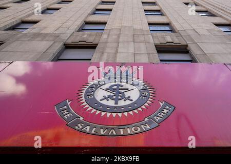 Un logo de l'Armée du Salut est visible dans leur quartier général de New York alors que la ville de New York poursuit la phase 4 de réouverture suite aux restrictions imposées pour ralentir la propagation du coronavirus sur 18 août 2020 à New York. La quatrième phase permet les arts et le divertissement de plein air, les événements sportifs sans fans et la production de médias. (Photo de John Nacion/NurPhoto) Banque D'Images