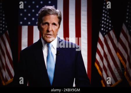 L’ancien secrétaire d’État américain John Kerry s’adresse à la convention nationale démocratique de 2020, en direct en ligne et affichée sur un écran d’ordinateur portable de Londres, en Angleterre, sur 19 août 2020. L'événement de quatre jours, initialement reporté de juillet, se déroule presque entièrement à distance en réponse à la pandémie du coronavirus. L'ancien vice-président américain Joe Biden, officiellement nommé ce soir, sera confronté au président Donald Trump lors de l'élection présidentielle américaine sur 3 novembre. (Photo de David Cliff/NurPhoto) Banque D'Images