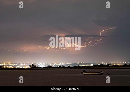 Éclairs pendant une nuit d'été orage au-dessus de la ville de Thessalonique et de la mer tel que capturé de la lagune de Kalochori dans le nord de la Grèce. La tempête de tonnerre avec le phénomène de la foudre a généralement lieu pendant l'été et le printemps. Sur 15 août 2020 à Thessalonique, Grèce. (Photo de Nicolas Economou/NurPhoto) Banque D'Images