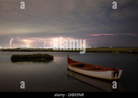 Éclairs pendant une nuit d'été orage au-dessus de la ville de Thessalonique et de la mer tel que capturé de la lagune de Kalochori dans le nord de la Grèce. La tempête de tonnerre avec le phénomène de la foudre a généralement lieu pendant l'été et le printemps. Sur 15 août 2020 à Thessalonique, Grèce. (Photo de Nicolas Economou/NurPhoto) Banque D'Images