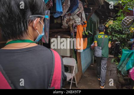 Les bénévoles et les travailleurs de la santé du ministère de la Santé conduisent maison-à-maison sur l'un des barangay de la ville d'Antipolo, Philippines sur 19 août 2020 pour la pleine immunisation des enfants contre le poliovirus, août. (Photo par Ryan Eduard Benaid/NurPhoto) Banque D'Images