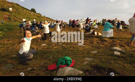 La fraternité blanche en Bulgarie marque le début de la nouvelle année du devine dans la montagne de Rila. Le rassemblement traditionnel de la Fraternité Blanche a eu lieu dans la montagne bulgare de Rila, près du lac de Babreka. Le fondateur de la fraternité est Petar Danov. Selon ses enseignements, le 19 août Th marque le début de la nouvelle année du devine. La collecte est toujours basée sur la danse paneurythmy dite. Il a lieu dans la montée du soleil. La fraternité blanche mondiale est fondée au début du 20 e siècle par le petar Danov bulgare. Sa philosophie contient l'exotisme chrétien combiné avec pra Banque D'Images