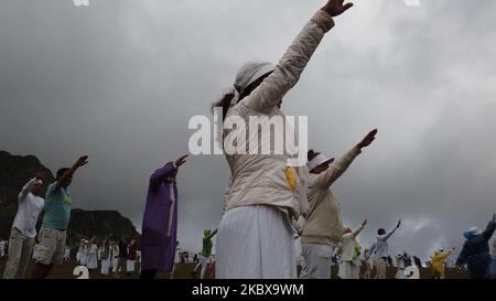 La fraternité blanche en Bulgarie marque le début de la nouvelle année du devine dans la montagne de Rila. Le rassemblement traditionnel de la Fraternité Blanche a eu lieu dans la montagne bulgare de Rila, près du lac de Babreka. Le fondateur de la fraternité est Petar Danov. Selon ses enseignements, le 19 août Th marque le début de la nouvelle année du devine. La collecte est toujours basée sur la danse paneurythmy dite. Il a lieu dans la montée du soleil. La fraternité blanche mondiale est fondée au début du 20 e siècle par le petar Danov bulgare. Sa philosophie contient l'exotisme chrétien combiné avec pra Banque D'Images