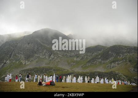 La fraternité blanche en Bulgarie marque le début de la nouvelle année du devine dans la montagne de Rila. Le rassemblement traditionnel de la Fraternité Blanche a eu lieu dans la montagne bulgare de Rila, près du lac de Babreka. Le fondateur de la fraternité est Petar Danov. Selon ses enseignements, le 19 août Th marque le début de la nouvelle année du devine. La collecte est toujours basée sur la danse paneurythmy dite. Il a lieu dans la montée du soleil. La fraternité blanche mondiale est fondée au début du 20 e siècle par le petar Danov bulgare. Sa philosophie contient l'exotisme chrétien combiné avec pra Banque D'Images