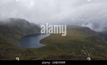 La fraternité blanche en Bulgarie marque le début de la nouvelle année du devine dans la montagne de Rila. Le rassemblement traditionnel de la Fraternité Blanche a eu lieu dans la montagne bulgare de Rila, près du lac de Babreka. Le fondateur de la fraternité est Petar Danov. Selon ses enseignements, le 19 août Th marque le début de la nouvelle année du devine. La collecte est toujours basée sur la danse paneurythmy dite. Il a lieu dans la montée du soleil. La fraternité blanche mondiale est fondée au début du 20 e siècle par le petar Danov bulgare. Sa philosophie contient l'exotisme chrétien combiné avec pra Banque D'Images