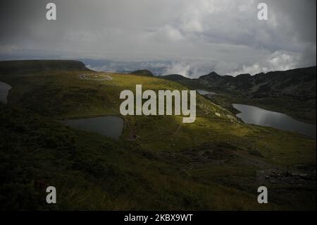 La fraternité blanche en Bulgarie marque le début de la nouvelle année du devine dans la montagne de Rila. Le rassemblement traditionnel de la Fraternité Blanche a eu lieu dans la montagne bulgare de Rila, près du lac de Babreka. Le fondateur de la fraternité est Petar Danov. Selon ses enseignements, le 19 août Th marque le début de la nouvelle année du devine. La collecte est toujours basée sur la danse paneurythmy dite. Il a lieu dans la montée du soleil. La fraternité blanche mondiale est fondée au début du 20 e siècle par le petar Danov bulgare. Sa philosophie contient l'exotisme chrétien combiné avec pra Banque D'Images