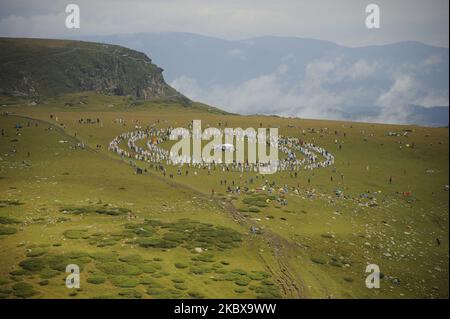 La fraternité blanche en Bulgarie marque le début de la nouvelle année du devine dans la montagne de Rila. Le rassemblement traditionnel de la Fraternité Blanche a eu lieu dans la montagne bulgare de Rila, près du lac de Babreka. Le fondateur de la fraternité est Petar Danov. Selon ses enseignements, le 19 août Th marque le début de la nouvelle année du devine. La collecte est toujours basée sur la danse paneurythmy dite. Il a lieu dans la montée du soleil. La fraternité blanche mondiale est fondée au début du 20 e siècle par le petar Danov bulgare. Sa philosophie contient l'exotisme chrétien combiné avec pra Banque D'Images