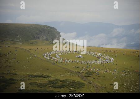 La fraternité blanche en Bulgarie marque le début de la nouvelle année du devine dans la montagne de Rila. Le rassemblement traditionnel de la Fraternité Blanche a eu lieu dans la montagne bulgare de Rila, près du lac de Babreka. Le fondateur de la fraternité est Petar Danov. Selon ses enseignements, le 19 août Th marque le début de la nouvelle année du devine. La collecte est toujours basée sur la danse paneurythmy dite. Il a lieu dans la montée du soleil. La fraternité blanche mondiale est fondée au début du 20 e siècle par le petar Danov bulgare. Sa philosophie contient l'exotisme chrétien combiné avec pra Banque D'Images