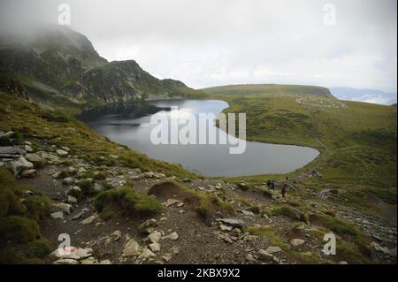 La fraternité blanche en Bulgarie marque le début de la nouvelle année du devine dans la montagne de Rila. Le rassemblement traditionnel de la Fraternité Blanche a eu lieu dans la montagne bulgare de Rila, près du lac de Babreka. Le fondateur de la fraternité est Petar Danov. Selon ses enseignements, le 19 août Th marque le début de la nouvelle année du devine. La collecte est toujours basée sur la danse paneurythmy dite. Il a lieu dans la montée du soleil. La fraternité blanche mondiale est fondée au début du 20 e siècle par le petar Danov bulgare. Sa philosophie contient l'exotisme chrétien combiné avec pra Banque D'Images