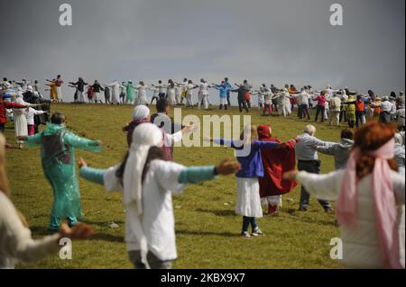 La fraternité blanche en Bulgarie marque le début de la nouvelle année du devine dans la montagne de Rila. Le rassemblement traditionnel de la Fraternité Blanche a eu lieu dans la montagne bulgare de Rila, près du lac de Babreka. Le fondateur de la fraternité est Petar Danov. Selon ses enseignements, le 19 août Th marque le début de la nouvelle année du devine. La collecte est toujours basée sur la danse paneurythmy dite. Il a lieu dans la montée du soleil. La fraternité blanche mondiale est fondée au début du 20 e siècle par le petar Danov bulgare. Sa philosophie contient l'exotisme chrétien combiné avec pra Banque D'Images