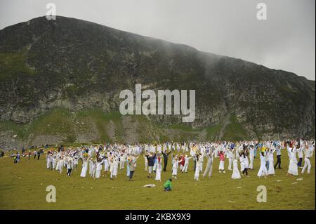 La fraternité blanche en Bulgarie marque le début de la nouvelle année du devine dans la montagne de Rila. Le rassemblement traditionnel de la Fraternité Blanche a eu lieu dans la montagne bulgare de Rila, près du lac de Babreka. Le fondateur de la fraternité est Petar Danov. Selon ses enseignements, le 19 août Th marque le début de la nouvelle année du devine. La collecte est toujours basée sur la danse paneurythmy dite. Il a lieu dans la montée du soleil. La fraternité blanche mondiale est fondée au début du 20 e siècle par le petar Danov bulgare. Sa philosophie contient l'exotisme chrétien combiné avec pra Banque D'Images