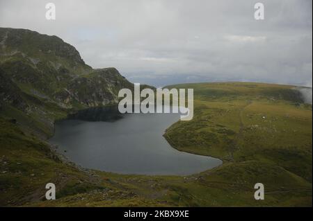 La fraternité blanche en Bulgarie marque le début de la nouvelle année du devine dans la montagne de Rila. Le rassemblement traditionnel de la Fraternité Blanche a eu lieu dans la montagne bulgare de Rila, près du lac de Babreka. Le fondateur de la fraternité est Petar Danov. Selon ses enseignements, le 19 août Th marque le début de la nouvelle année du devine. La collecte est toujours basée sur la danse paneurythmy dite. Il a lieu dans la montée du soleil. La fraternité blanche mondiale est fondée au début du 20 e siècle par le petar Danov bulgare. Sa philosophie contient l'exotisme chrétien combiné avec pra Banque D'Images