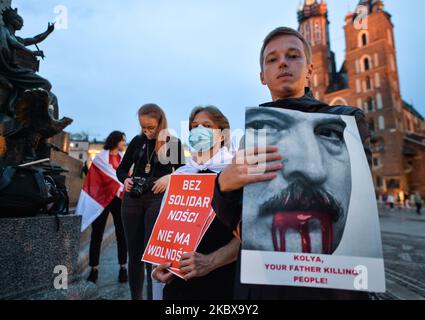 Un manifestant tient une image d'Alexandre Loukachenko lors de la manifestation "solidarité avec la Biélorussie" organisée sur la place du marché principal de Cracovie. Sur 18 août 2020, à Cracovie, en Pologne. (Photo par Artur Widak/NurPhoto) Banque D'Images