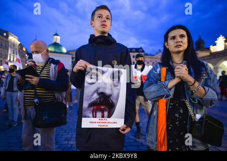 Un manifestant tient une image d'Alexandre Loukachenko lors de la manifestation "solidarité avec la Biélorussie" organisée sur la place du marché principal de Cracovie. Sur 18 août 2020, à Cracovie, en Pologne. (Photo par Artur Widak/NurPhoto) Banque D'Images