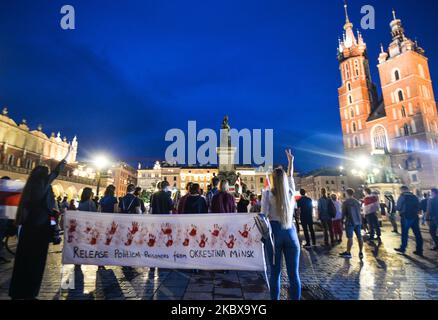 Des membres de la diaspora, des militants et des supporters locaux biélorusses se sont réunis mardi soir pour exprimer leur solidarité avec le peuple biélorusse lors de la manifestation "solidarité avec le Belarus" organisée sur la place du marché principal de Cracovie. Sur 18 août 2020, à Cracovie, en Pologne. (Photo par Artur Widak/NurPhoto) Banque D'Images