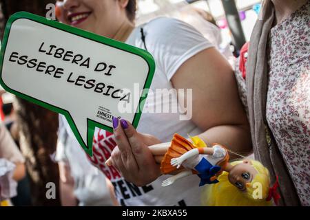 Un fêtard participe à la gay Pride de à Napes, en Italie, sur 25 juin 2016. (Photo de Paolo Manzo/NurPhoto) Banque D'Images