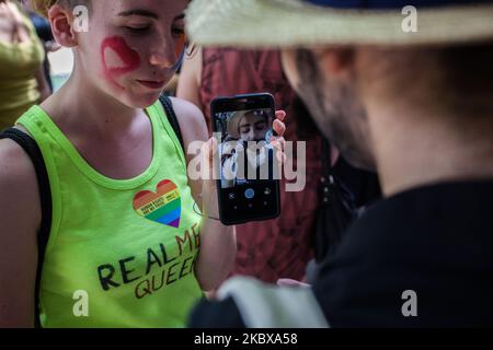 Un fêtard participe à la gay Pride de à Napes, en Italie, sur 25 juin 2016. (Photo de Paolo Manzo/NurPhoto) Banque D'Images