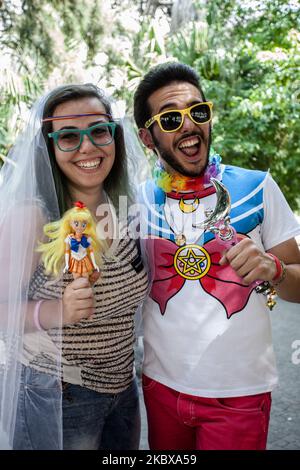 Deux fêtards assistent à la gay Pride à Napes, Italie sur 25 juin 2016. (Photo de Paolo Manzo/NurPhoto) Banque D'Images