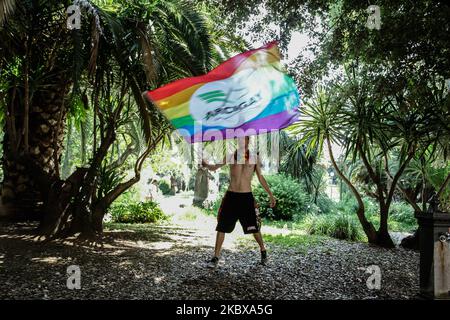 Un fêtard participe à la gay Pride de à Napes, en Italie, sur 25 juin 2016. (Photo de Paolo Manzo/NurPhoto) Banque D'Images