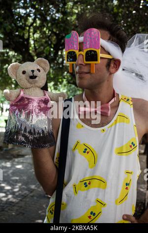 Un fêtard participe à la gay Pride de à Napes, en Italie, sur 25 juin 2016. (Photo de Paolo Manzo/NurPhoto) Banque D'Images