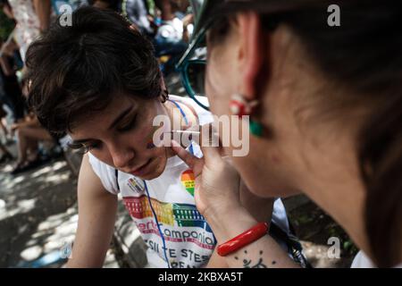 Un fêtard participe à la gay Pride de à Napes, en Italie, sur 25 juin 2016. (Photo de Paolo Manzo/NurPhoto) Banque D'Images