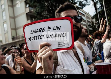 Un fêtard participe à la gay Pride de à Napes, en Italie, sur 25 juin 2016. (Photo de Paolo Manzo/NurPhoto) Banque D'Images