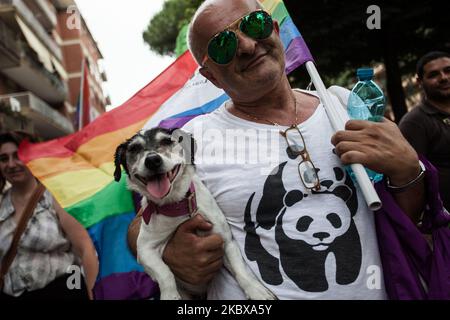 Un fêtard participe à la gay Pride de à Napes, en Italie, sur 25 juin 2016. (Photo de Paolo Manzo/NurPhoto) Banque D'Images