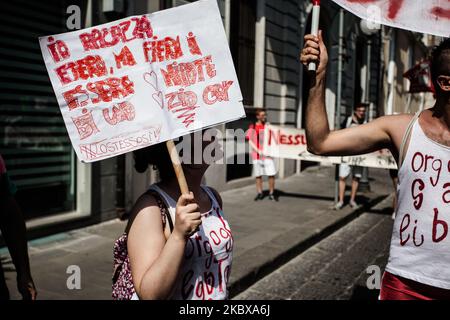 Un fêtard participe à la gay Pride de à Napes, en Italie, sur 25 juin 2016. (Photo de Paolo Manzo/NurPhoto) Banque D'Images