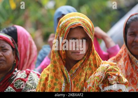 Les villageois touchés par les inondations se réfugient dans des tentes improvisées sur une route à Savar après que leurs maisons ont été inondées à Dhaka, au Bangladesh, sur 19 août 2020. (Photo de Rehman Asad/NurPhoto) Banque D'Images