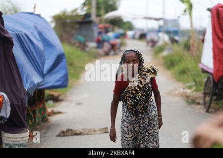 Les villageois touchés par les inondations se réfugient dans des tentes improvisées sur une route à Savar après que leurs maisons ont été inondées à Dhaka, au Bangladesh, sur 19 août 2020. (Photo de Rehman Asad/NurPhoto) Banque D'Images