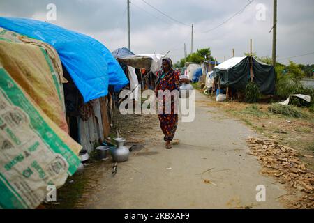 Les villageois touchés par les inondations se réfugient dans des tentes improvisées sur une route à Savar après que leurs maisons ont été inondées à Dhaka, au Bangladesh, sur 19 août 2020. (Photo de Rehman Asad/NurPhoto) Banque D'Images