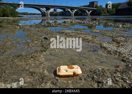 Un enveloppement se trouve sur le lit de la Garonne. La Garonne est proche de son niveau record en raison d'un manque de pluie depuis le début de 2020 et d'une chaleur brûtante pendant plusieurs périodes de chaleur de pointe. En conséquence, la Garonne est eutrophisée. En raison du niveau d'eau bas, des déchets apparaissent sur le lit de la rivière. Le Service météorologique national (Meteofrance) a annoncé que juillet a été le mois le plus sec jamais enregistré en France depuis 1959 et que le premier semestre de 2020 a été le plus chaud depuis le début des records. Sur 18 août 2020 à Toulouse, France. (Photo d'Alain Pitton/NurPhoto) Banque D'Images