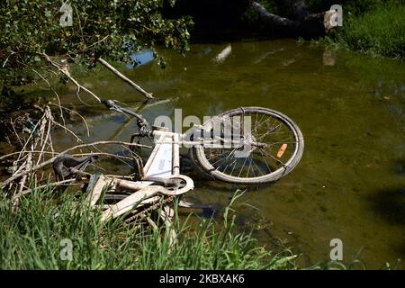 Un vélo se trouve dans la Garonne. La Garonne est proche de son niveau record en raison d'un manque de pluie depuis le début de 2020 et d'une chaleur brûtante pendant plusieurs périodes de chaleur de pointe. En conséquence, la Garonne est eutrophisée. En raison du niveau d'eau bas, des déchets apparaissent sur le lit de la rivière. Le Service météorologique national (Meteofrance) a annoncé que juillet a été le mois le plus sec jamais enregistré en France depuis 1959 et que le premier semestre de 2020 a été le plus chaud depuis le début des records. Sur 18 août 2020 à Toulouse, France. (Photo d'Alain Pitton/NurPhoto) Banque D'Images