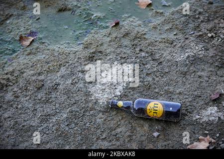 Une bouteille de bière vide se trouve sur le lit de la Garonne. La Garonne est proche de son niveau record en raison d'un manque de pluie depuis le début de 2020 et d'une chaleur brûtante pendant plusieurs périodes de chaleur de pointe. En conséquence, la Garonne est eutrophisée. En raison du niveau d'eau bas, des déchets apparaissent sur le lit de la rivière. Le Service météorologique national (Meteofrance) a annoncé que juillet a été le mois le plus sec jamais enregistré en France depuis 1959 et que le premier semestre de 2020 a été le plus chaud depuis le début des records. Sur 18 août 2020 à Toulouse, France. (Photo d'Alain Pitton/NurPhoto) Banque D'Images