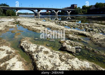 Lit de la Garonne. La Garonne est proche de son niveau record en raison d'un manque de pluie depuis le début de 2020 et d'une chaleur brûtante pendant plusieurs périodes de chaleur de pointe. En conséquence, la Garonne est eutrophisée. En raison du niveau d'eau bas, des déchets apparaissent sur le lit de la rivière. Le Service météorologique national (Meteofrance) a annoncé que juillet a été le mois le plus sec jamais enregistré en France depuis 1959 et que le premier semestre de 2020 a été le plus chaud depuis le début des records. Sur 18 août 2020 à Toulouse, France. (Photo d'Alain Pitton/NurPhoto) Banque D'Images