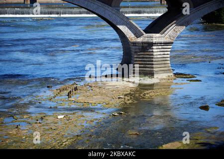 Une pile est vue sur la Garonne. La Garonne est proche de ses niveaux records en raison d'un manque de pluie depuis le début de 2020 et d'une chaleur brûtante pendant plusieurs périodes de chaleur maximale. En conséquence, la Garonne est eutrophisée. En raison du niveau d'eau bas, des déchets apparaissent sur le lit de la rivière. Le Service météorologique national (Meteofrance) a annoncé que juillet a été le mois le plus sec jamais enregistré en France depuis 1959 et que le premier semestre de 2020 a été le plus chaud depuis le début des records. Sur 18 août 2020 à Toulouse, France. (Photo d'Alain Pitton/NurPhoto) Banque D'Images