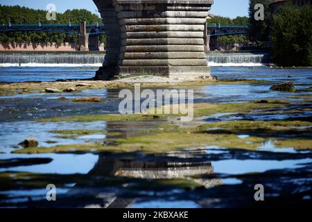 Une pile est vue sur la Garonne. La Garonne est proche de ses niveaux records en raison d'un manque de pluie depuis le début de 2020 et d'une chaleur brûtante pendant plusieurs périodes de chaleur maximale. En conséquence, la Garonne est eutrophisée. En raison du niveau d'eau bas, des déchets apparaissent sur le lit de la rivière. Le Service météorologique national (Meteofrance) a annoncé que juillet a été le mois le plus sec jamais enregistré en France depuis 1959 et que le premier semestre de 2020 a été le plus chaud depuis le début des records. Sur 18 août 2020 à Toulouse, France. (Photo d'Alain Pitton/NurPhoto) Banque D'Images