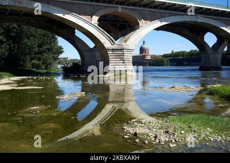 Le monument de la tombe est vu depuis les rives de la Garonne. La Garonne est proche de son niveau record en raison d'un manque de pluie depuis le début de 2020 et d'une chaleur brûtante pendant plusieurs périodes de chaleur de pointe. En conséquence, la Garonne est eutrophisée. En raison du niveau d'eau bas, des déchets apparaissent sur le lit de la rivière. Le Service météorologique national (Meteofrance) a annoncé que juillet a été le mois le plus sec jamais enregistré en France depuis 1959 et que le premier semestre de 2020 a été le plus chaud depuis le début des records. Sur 18 août 2020 à Toulouse, France. (Photo d'Alain Pitton/NurPhoto) Banque D'Images