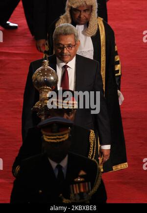 Le président sri-lankais Gotabaya Rajapaksa (au centre) et le nouveau président du Parlement Mahinda Yapa Abeywardhana arrivent à la session inaugurale du nouveau Parlement où le président a prononcé son discours politique à Colombo, au Sri Lanka. 20 août 2020. (Photo de Thharaka Basnayaka/NurPhoto) Banque D'Images