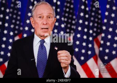 L'ancien maire de New York Michael Bloomberg s'adresse à la convention nationale démocratique virtuelle de 2020, en direct en ligne et regardé par ordinateur portable du Royaume-Uni dans les premières heures de 21 août 2020, à Londres, au Royaume-Uni. La convention de quatre jours a été presque entièrement virtuelle en réponse à la pandémie du coronavirus, mélangeant la diffusion en direct de haut-parleurs à travers les États-Unis avec des messages préenregistrés, des représentations musicales et des segments vidéo. Le Parti républicain tient sa convention, dont le format devrait être le même, la semaine prochaine, avec l'élection présidentielle américaine à venir en novembre Banque D'Images