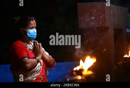 Femme hindoue népalaise portant un masque protecteur, elle offre la prière au Seigneur Shiva pendant le festival Teej à Katmandou, Népal, le 21 août 2020. (Photo par Saroj Baizu/NurPhoto) Banque D'Images