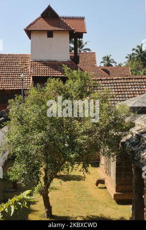 Regardez la tour au palais royal de Padmanabhapuram à Padmanabhapuram, Tamil Nadu, Inde. Le palais de Padmanabhapuram (également connu sous le nom de palais de Kalkulam) est l'ancienne capitale de l'ancien royaume hindou de Travancore a été construit autour de 1601 ce par Iravi Varma Kulasekhara Perumal. Le fondateur de Travancore moderne, le roi Anizham Thirunal Marthanda Varma (1706-1758), qui a dirigé Travancore de 1729 à 1758, a reconstruit le palais vers 1750. (Photo de Creative Touch Imaging Ltd./NurPhoto) Banque D'Images