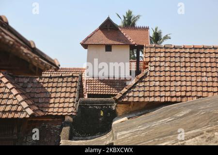 Regardez la tour au palais royal de Padmanabhapuram à Padmanabhapuram, Tamil Nadu, Inde. Le palais de Padmanabhapuram (également connu sous le nom de palais de Kalkulam) est l'ancienne capitale de l'ancien royaume hindou de Travancore a été construit autour de 1601 ce par Iravi Varma Kulasekhara Perumal. Le fondateur de Travancore moderne, le roi Anizham Thirunal Marthanda Varma (1706-1758), qui a dirigé Travancore de 1729 à 1758, a reconstruit le palais vers 1750. (Photo de Creative Touch Imaging Ltd./NurPhoto) Banque D'Images