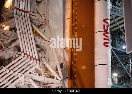 La fusée SLS (Space Launch System) de la NASA à bord de l'engin spatial Orion est vue au-dessus du lanceur mobile alors qu'elle sort du bâtiment d'assemblage de véhicules pour lancer le Pad 39B, jeudi, 3 novembre 2022, au Kennedy Space Center de la NASA en Floride. La mission Artemis I de la NASA est le premier test intégré des systèmes d'exploration spatiale profonde de l'agence : l'engin spatial Orion, la fusée SLS et les systèmes de soutien au sol. Le lancement de l'essai en vol sans équipage est prévu pour 14 novembre à 12 h 07 HNE. NASA photo par Joel Kowsky/UPI Banque D'Images