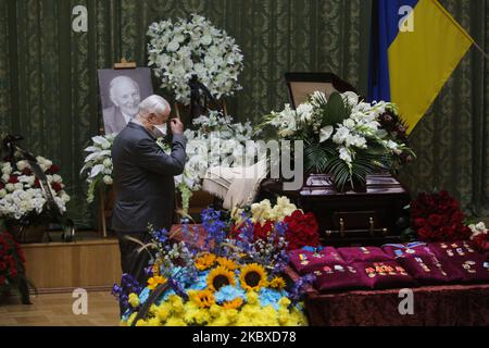 Le premier président de l'Ukraine Leonid Kravchuk se tient près d'un cercueil alors qu'il vient rendre son dernier hommage au scientifique ukrainien Borys Paton qui est mort en 101, à Kiev, Ukraine, Augut 22, 2020. L'Ukraine pleure Borys Paton, éminent scientifique ukrainien dans le domaine des procédés de soudage, de la métallurgie et de la technologie des métaux, décédé à 101 ans. (Photo par Sergii Kharchenko/NurPhoto) Banque D'Images