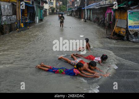 Enfants jouant dans l'eau d'inondation.la partie sud de Kolkata a été frappée par une inondation éclair pendant la marée haute au-dessus du Gange samedi après-midi à , Kolkata, Inde, sur 22 août 2020. La ville est battue avec de fortes pluies depuis deux jours , causant le débordement de la rivière pendant la marée haute. La grande majorité des zones de basse altitude du sud de Kolkata ont reçu de l'eau accumulée en raison de l'inondation éclair. (Photo par Debarchan Chatterjee/NurPhoto) Banque D'Images