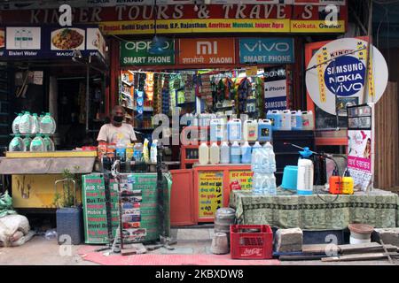 Un magasin provisoire vendant des assainisseurs, des masques, des machines de fumigation et d'autres équipements concernant l'augmentation de la demande de ces articles en raison d'une pandémie de coronavirus à Pahadganj, à New Delhi, en Inde, au 22 août 2020. (Photo de Mayank Makhija/NurPhoto) Banque D'Images